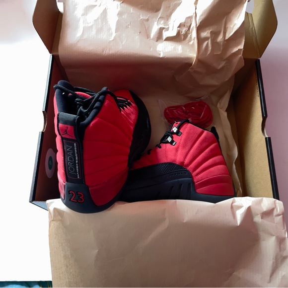Air Jordan 12 Retro "Reverse Flu Game" sneakers - Picture 2 of 5